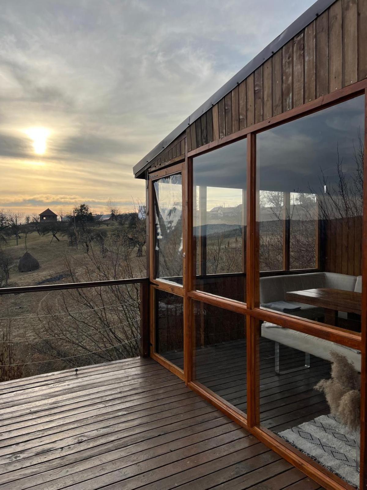 Le Chalet M - Cabana Cu O Panorama De Poveste. Surdesti  Экстерьер фото